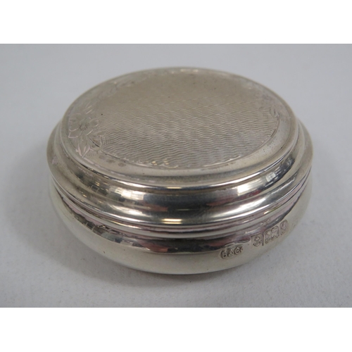 290 - Birmingham Sterling silver pill box with lemon gilt inside, W I Broadway and co 1981, 14.2 grams.
