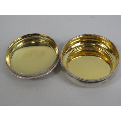 290 - Birmingham Sterling silver pill box with lemon gilt inside, W I Broadway and co 1981, 14.2 grams.