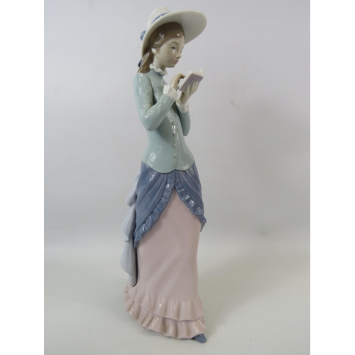 30 - Large Lladro figurine of a lady reading, approx 14.5