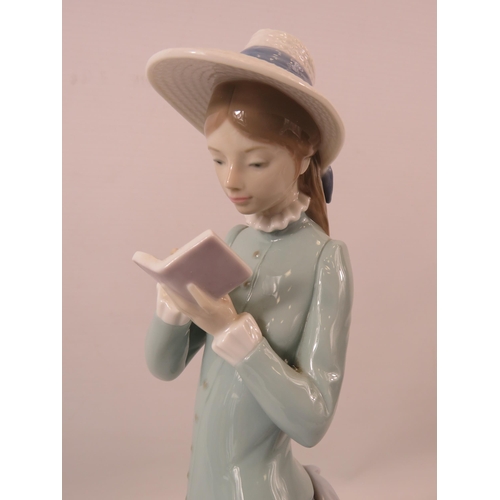 30 - Large Lladro figurine of a lady reading, approx 14.5