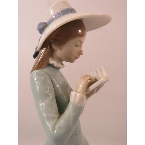 30 - Large Lladro figurine of a lady reading, approx 14.5