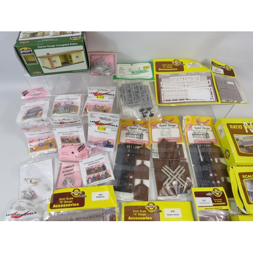 1735 - Selection of Packeted and unused Trackside accessories for 'O'  'N' & OO Gauge.  See photos.