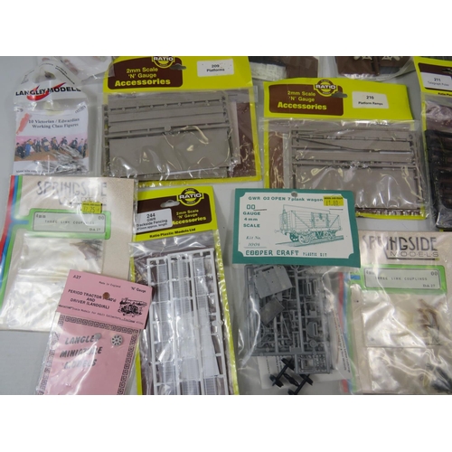 1735 - Selection of Packeted and unused Trackside accessories for 'O'  'N' & OO Gauge.  See photos.