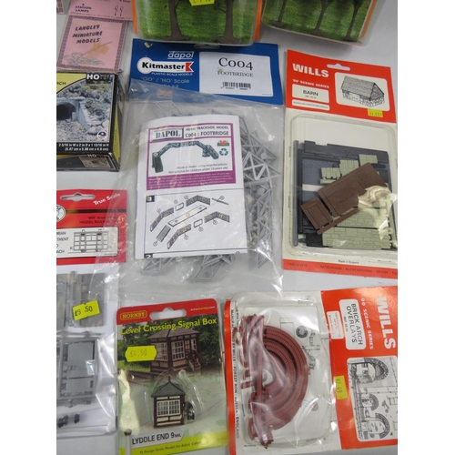 1736 - Selection of Packeted and unused Trackside accessories for 'O'  'N' & OO Gauge.  See photos.