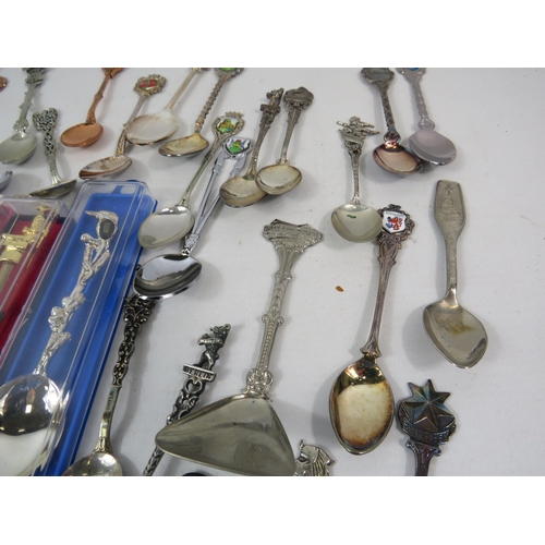 1600 - 6 Sterling silver teaspoons and a selection of souviner spoons some are 800 silver.