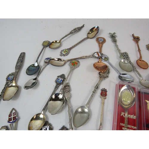 1600 - 6 Sterling silver teaspoons and a selection of souviner spoons some are 800 silver.