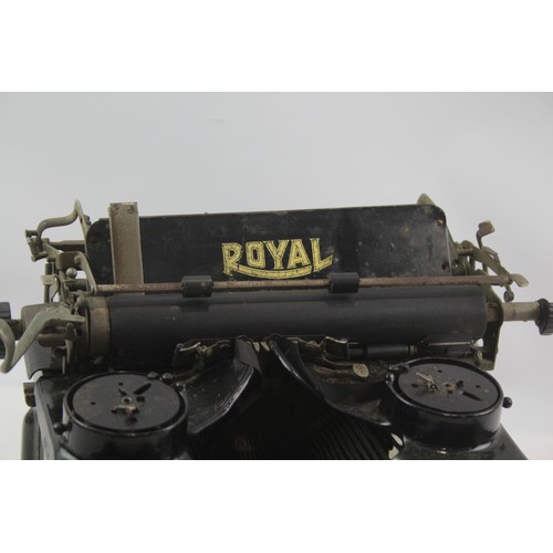 1 - Vintage 'Royale' Typewriter  in working order but would need ribbons. see photos. 485144