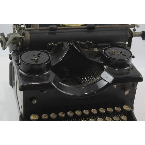 1 - Vintage 'Royale' Typewriter  in working order but would need ribbons. see photos. 485144