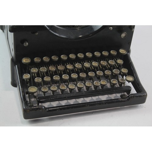 1 - Vintage 'Royale' Typewriter  in working order but would need ribbons. see photos. 485144