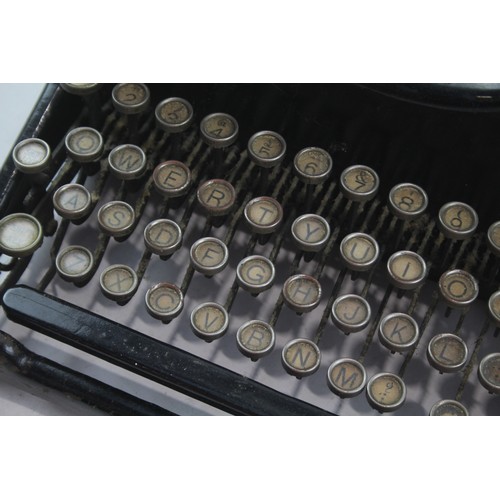 1 - Vintage 'Royale' Typewriter  in working order but would need ribbons. see photos. 485144