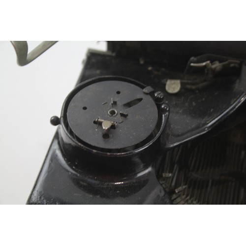 1 - Vintage 'Royale' Typewriter  in working order but would need ribbons. see photos. 485144