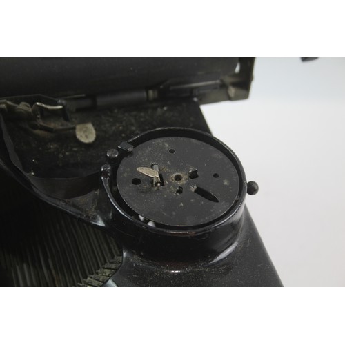 1 - Vintage 'Royale' Typewriter  in working order but would need ribbons. see photos. 485144