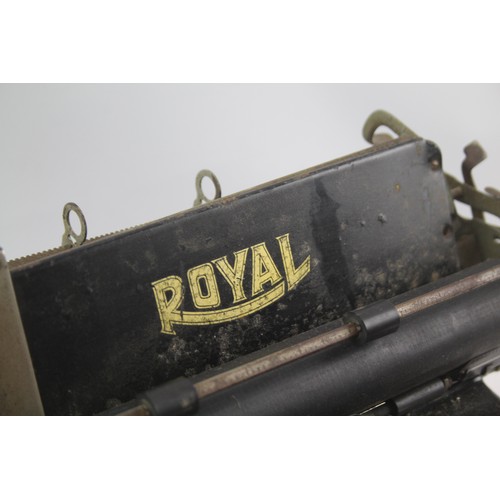 1 - Vintage 'Royale' Typewriter  in working order but would need ribbons. see photos. 485144