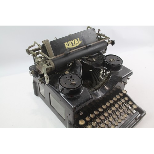 1 - Vintage 'Royale' Typewriter  in working order but would need ribbons. see photos. 485144