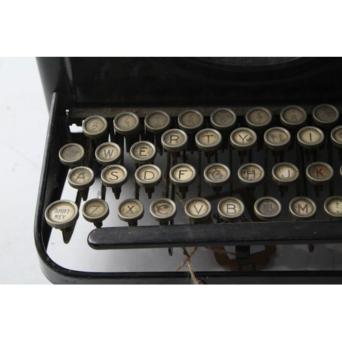 4 - 1940sl Typewriter      548761