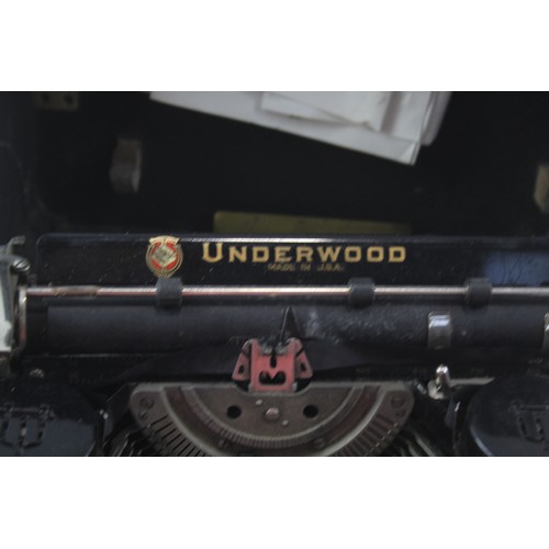 109 - Vintage UnderwoodTypewriter 1940s in Original case     484800