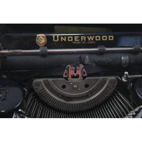 109 - Vintage UnderwoodTypewriter 1940s in Original case     484800