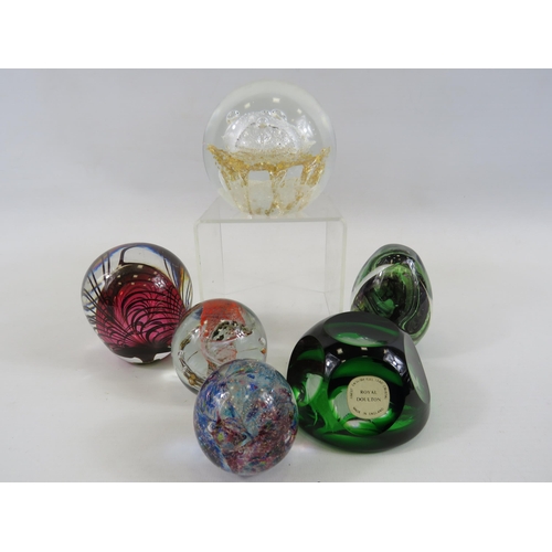 213 - Selection of good quality paperweights, Sankey, Isle of Wight, Royal Doulton etc.