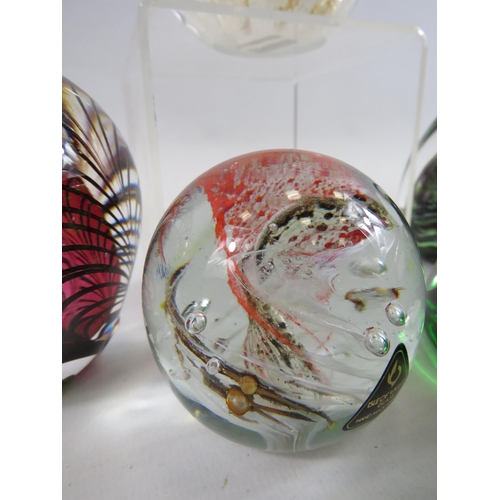 213 - Selection of good quality paperweights, Sankey, Isle of Wight, Royal Doulton etc.