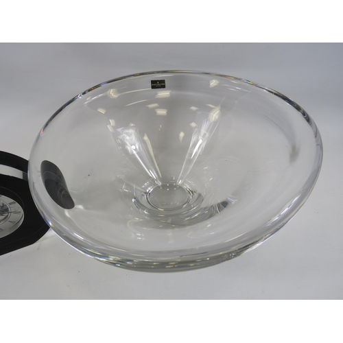 283 - Large Dartington Crystal bowl and quartz clock. The bowl has a diameter of 12