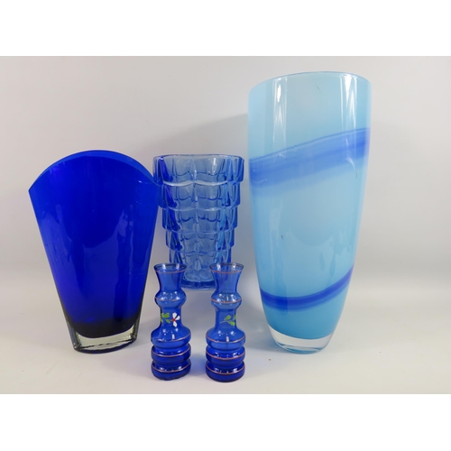 519 - Selection of blue art glass vases.