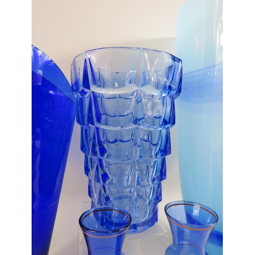 519 - Selection of blue art glass vases.