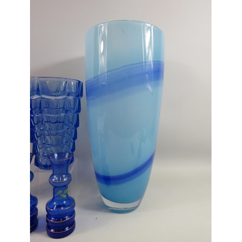 519 - Selection of blue art glass vases.