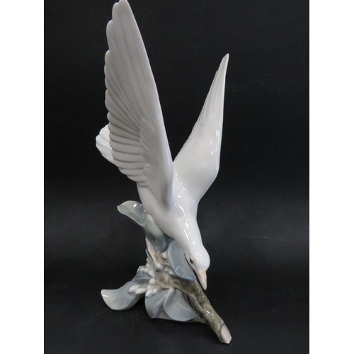 17 - Lladro Figurine 'Turtle Dove' 4550 (retired) in excellent condition. Measures approx 11.5 inches tal... 