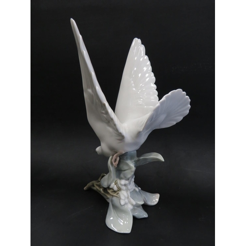 17 - Lladro Figurine 'Turtle Dove' 4550 (retired) in excellent condition. Measures approx 11.5 inches tal... 