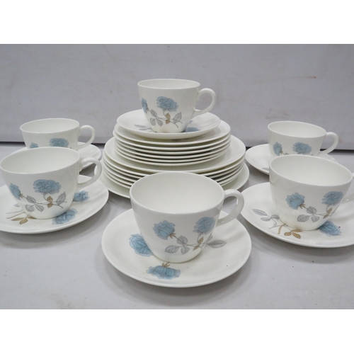 813 - Wedgwood Ice rose teaset, 25 pieces in total.