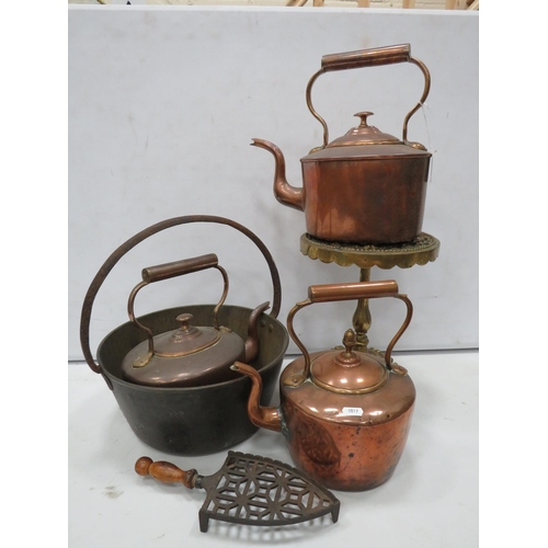 848 - Brass jam pan, 3 copper kettles and a large brass trivot etc.