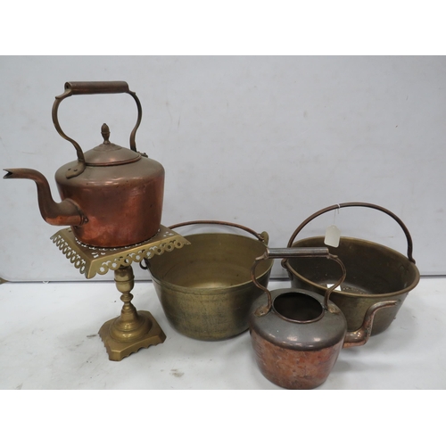 850 - 2 Brass jam pans, 2 copper kettles and a brass trivot.