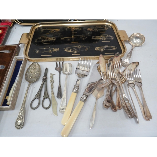 861 - Mixed lot of various vintage cutlery, vintage trays and a set of retro shot glasses.