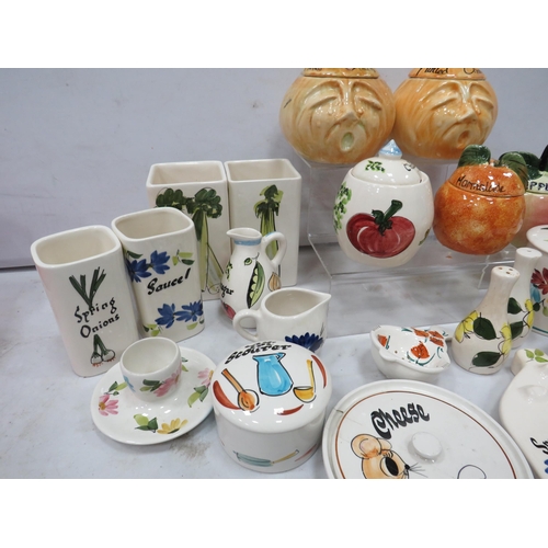 862 - Good selection of Toni Raymond pottery.