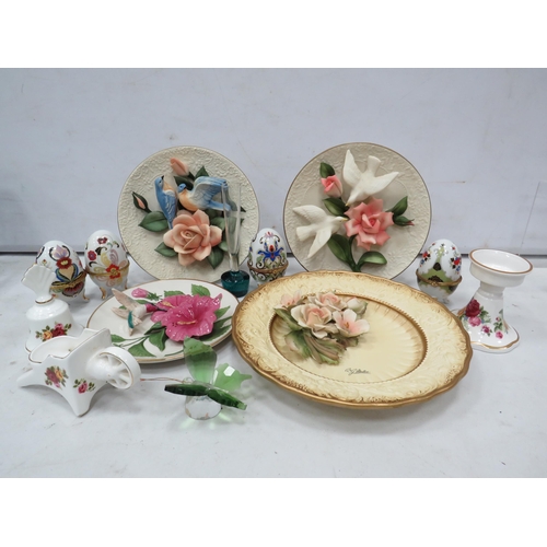 865 - 3 Capodimonte 3D plates, ceramic egg trinkets etc.