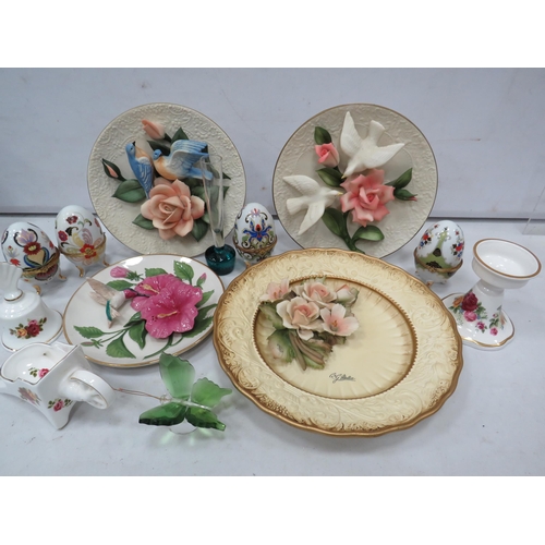 865 - 3 Capodimonte 3D plates, ceramic egg trinkets etc.