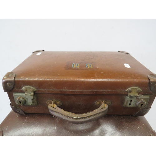 901 - 4 small vintage suitcases.