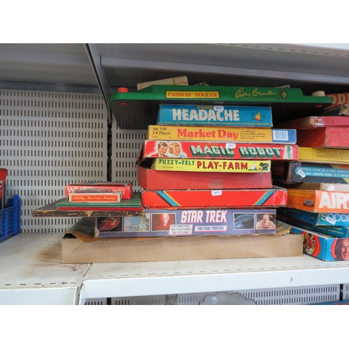 911 - Large selection of various vintage board games and puzzles etc.