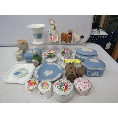 921 - Mixed ceramics lot including Wedgwood Jasperware, Coalport etc.