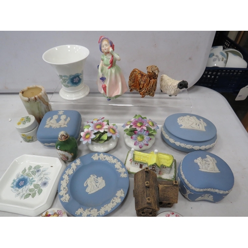 921 - Mixed ceramics lot including Wedgwood Jasperware, Coalport etc.