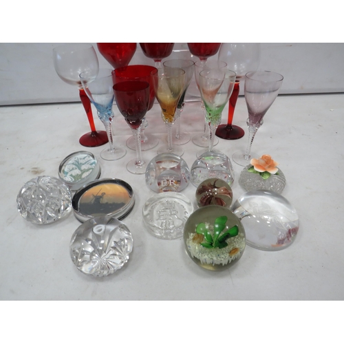 927 - Good selection of various wine glasses and paperweights.