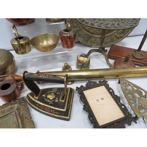 939 - Mixed brass and copper lot including trivots, copper pots and a cast iron etc.