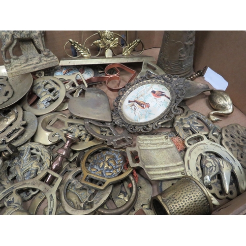 942 - Large selection of horses brasses and other brass items including a English setter door knocker.