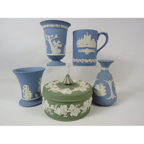 213 - 4 Pieces of light blue Wedgwood jasperware and a green large lidded trinket.