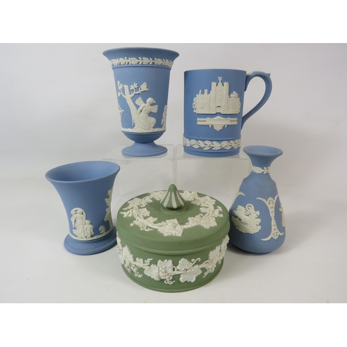 213 - 4 Pieces of light blue Wedgwood jasperware and a green large lidded trinket.