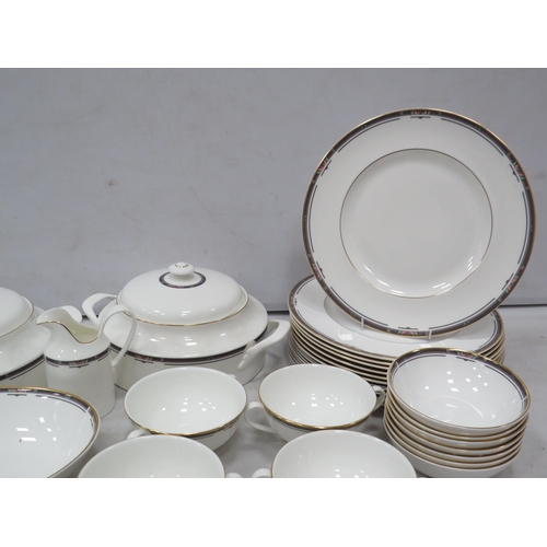 952 - 23 Pieces of Royal Doulton Musicale pattern dinnerware, plus 4 other Doulton dinner plates.