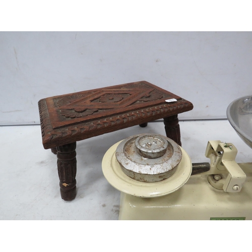 965 - Vintage wooden guillotine, set of Harper scales and a small wooden stool.