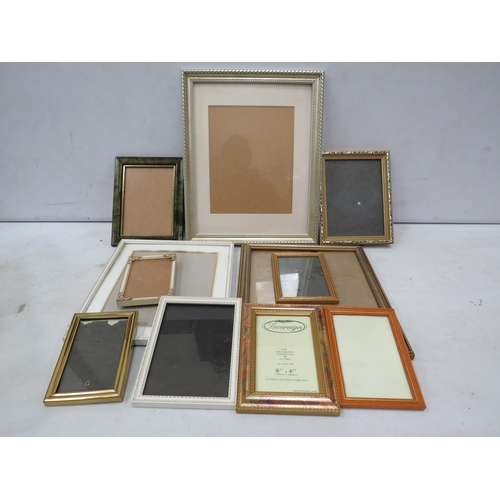 977 - Selection of photo/ picture frames.