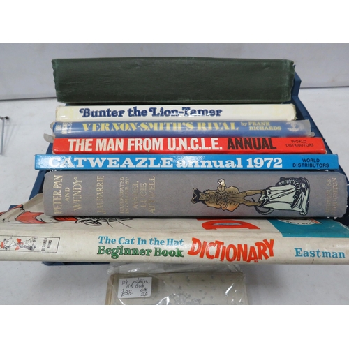 979 - Small selection of vintage books and annuals.