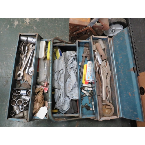 993 - Cantilever tool box and a selection of tools.